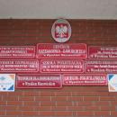 Wysokie Mazowieckie - tablice urzędowe na budynku szkoły